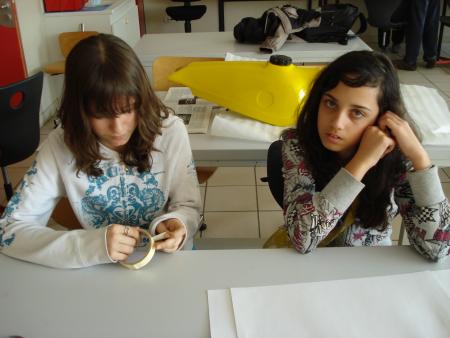 Anouk et Justine préparation de la décoration du réservoire